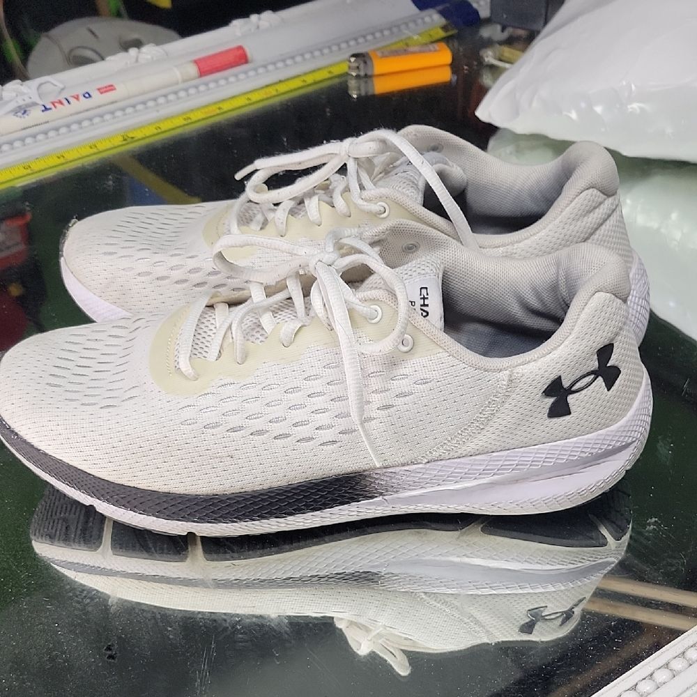 Mens 11 white and black Under Armour Charged Pursuit 2 SE Excellent Condition